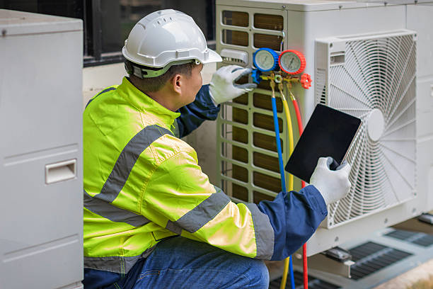 Professional Hvac technician working in Grinnell, IA